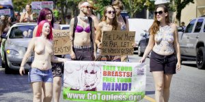PHOTOS : des manifestantes défilent seins nus à New York 