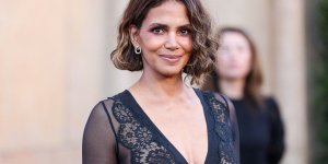 Halle Berry enflamme le tapis rouge dans une robe en dentelle transparente 