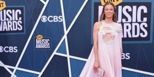 CMT Music Awards 2022 : découvrez les looks sexy des stars sur le tapis rose