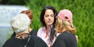 Anouchka et Alain-Fabien émus devant le portail de Douchy : les enfants du comédien se mêlent aux fans