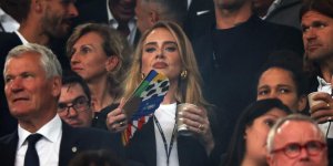 « Fermez-là ! », la réaction hilarante de la chanteuse Adèle en plein match de l’Angleterre à l’Euro