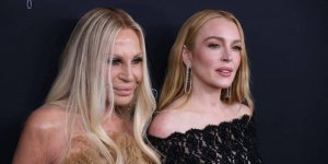 Après Lindsay Lohan, le nouveau visage rajeuni de Donatella Versace choque les fans : « Méconnaissable »