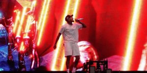 Malaise en plein concert : Chris Brown en dévoile un peu trop devant des milliers de fans