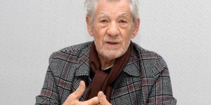 Ian McKellen victime d’une terrible chute, l’acteur du « Seigneur des Anneaux » hôspitalisé : « Les médecins s’attendent à… »