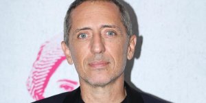 Gad Elmaleh, complètement ivre et en colère, brise le téléphone d’un fan