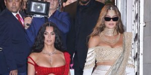 Kim et Khloe Kardashian divines en Inde dans des tenues traditionnelles pour le mariage du siècle organisé par l’homme le plus riche d’Asie