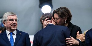 Ce baiser fougueux entre Amélie Ouéda-Castera et Emmanuel Macron 
