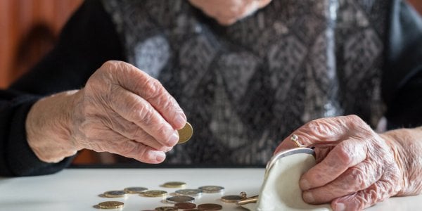 "Je vis avec 1040 euros par mois" : la précarité chez les personnes âgées concerne 2 millions de personnes en France