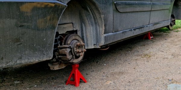 "Un moment de sidération" : Il se fait voler les 4 roues de sa voiture