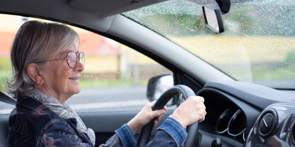 Vrai ou faux : serez-vous obligé de repasser le permis de conduire après 53 ans ? 