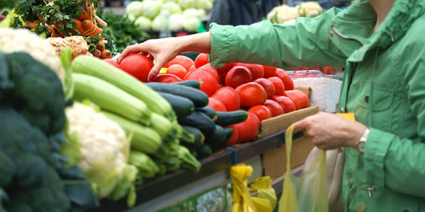 Comment reconnaître et éviter les faux produits sur les marchés