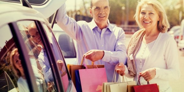 Dans ce supermarché, les seniors ont leur place de parking dédiée