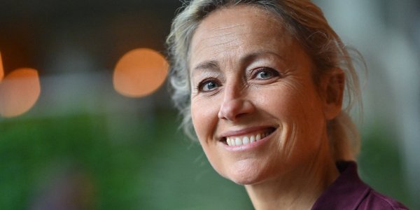 Résidence secondaire dans le Pays basque, hôtel particulier parisien : découvrez le patrimoine immobilier d'Anne-Sophie Lapix