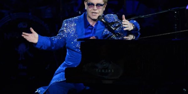 Elton John : pourquoi le chanteur se sépare soudainement de sa très luxueuse garde-robe ?