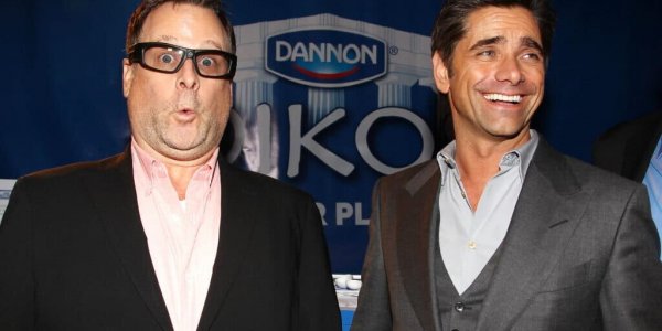 « La fête à la maison » : John Stamos promet de rester aux côtés de Dave Coulier « jusqu'au bout » après l’annonce de son cancer