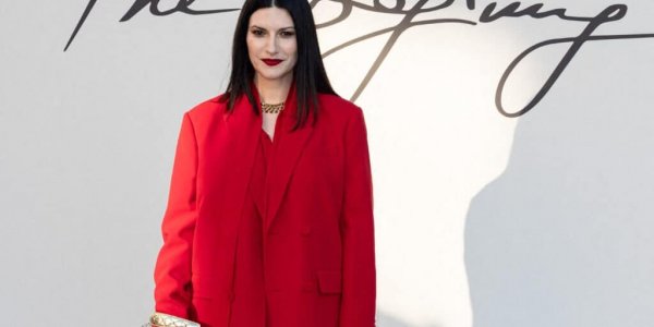 Laura Pausini : sa chute spectaculaire sur la scène de Milan, la vidéo devient virale