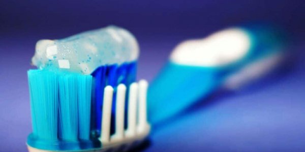 Les dentifrices sans fluor : une alternative présentée comme naturelle, mais qui n’est pas si innocente