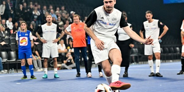 Pierre Garnier, M. Pokora, Amel Bent, tous en tenue de football pour la bonne cause