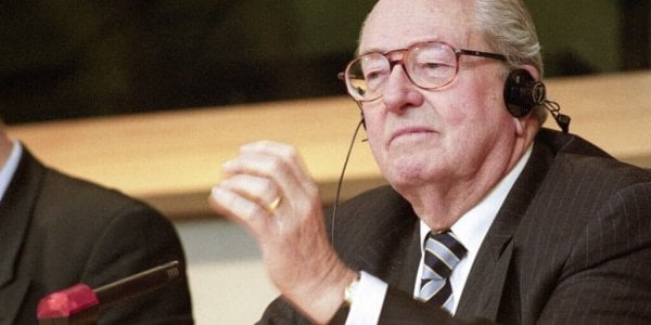 Jean-Marie Le Pen hospitalisé : Marine Le Pen, elle aussi, dans une période compliquée