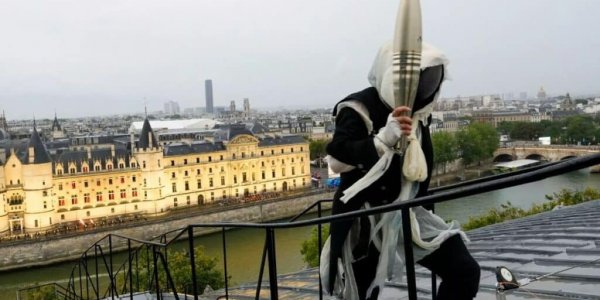 Paris 2024 : on connaît enfin l’identité de l’homme masqué lors de la cérémonie d’ouverture