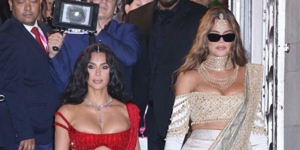 Kim et Khloe Kardashian divines en Inde dans des tenues traditionnelles pour le mariage du siècle organisé par l’homme le plus riche d’Asie