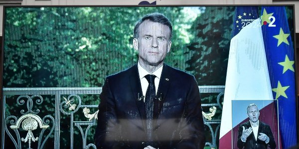 Allocution d'Emmanuel Macron : expressions faciales, position des mains... Sa gestuelle décryptée par un expert