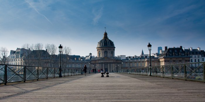 Le pont des Arts est devenu le “pont Aya Nakamura” 