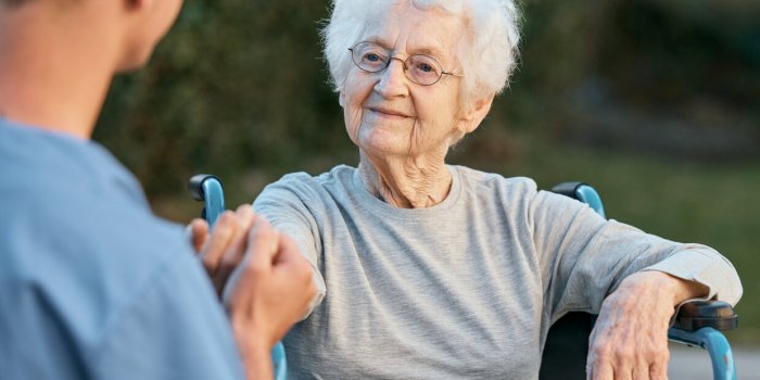 Le petit-fils rend visite à sa grand-mère trop régulièrement, il se fait expulser de la maison de retraite 