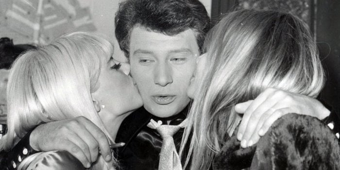 Alcool, fêtes et excès... La vie de fêtard du chanteur Johnny Hallyday