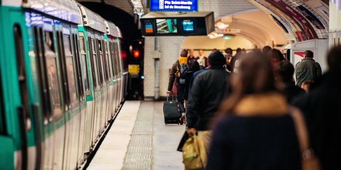 L’homme portant un maillot “anti-juif” dans les transports en commun a été interpellé, que risque-t-il ? 