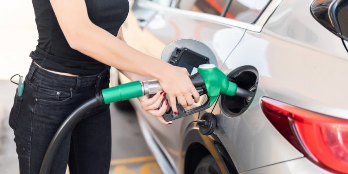 Carburant à prix coûtant cet été dans certains supermarchés : les dates à connaître pour faire des économies