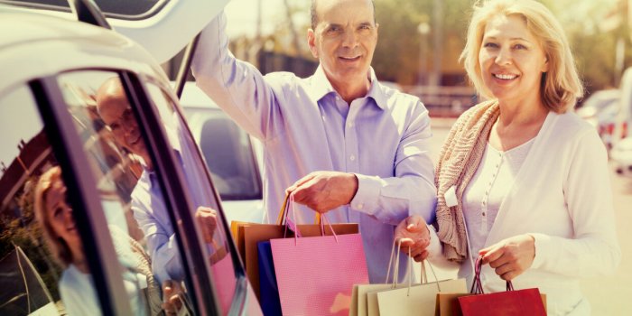 Dans ce supermarché, les seniors ont leur place de parking dédiée