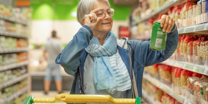 Personne âgée courses magasins Caddie 