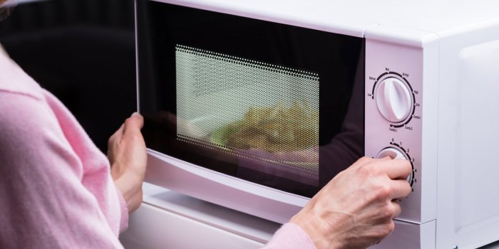 L'erreur à ne pas faire quand on réchauffe un plat au micro-ondes 