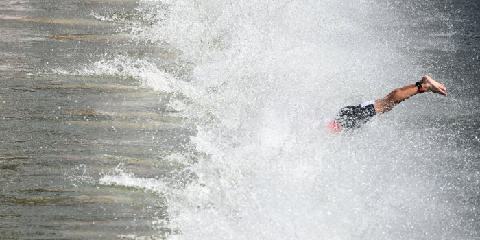 Un nageur dans la Seine durant les Jeux olympiques de Paris 2024. 