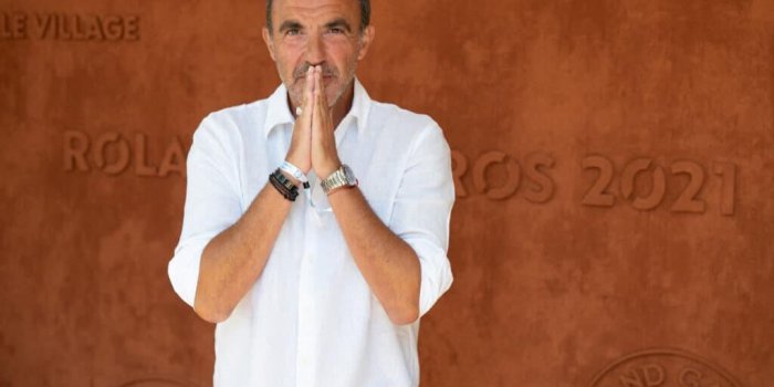 « Je pense à tes filles », Nikos Aliagas déchiré par la mort d’une vedette de TF1