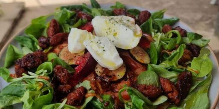 Une recette idéale pour garder la ligne sans se priver cet été : Salade de tomates, figues, prunes, mozzarella et chorizo