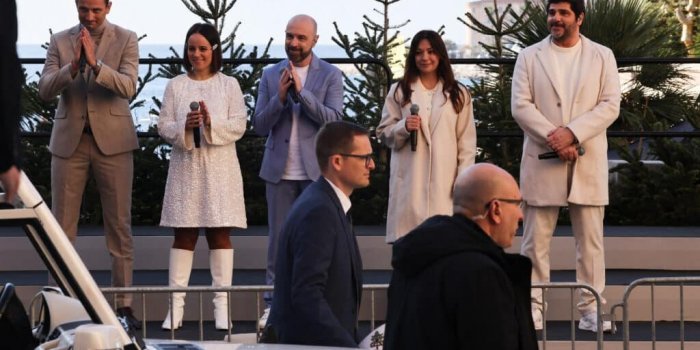 Alizée et Patrick Fiori chantent pour le Pape : la photo qui a créé un scandale mondial