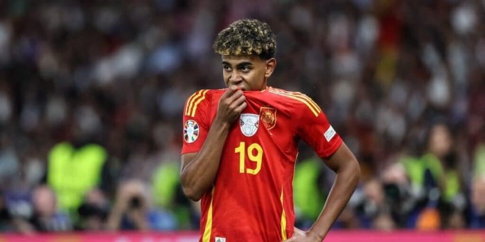 Lamine Yamal, superstar du football de 17 ans, récemment champion d’Europe et cocu.