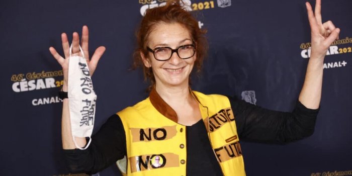 Corinne Masiero (Capitaine Marleau) appelle « les gars, les filles, les non-binaires » à voter Nouveau Front Populaire